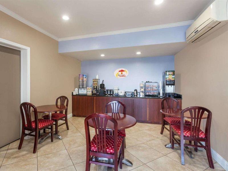 Super 8 By Wyndham San Diego Hotel